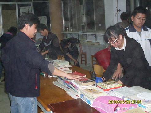我院青年联合会组织志愿者在开云图书馆举行志愿者活动