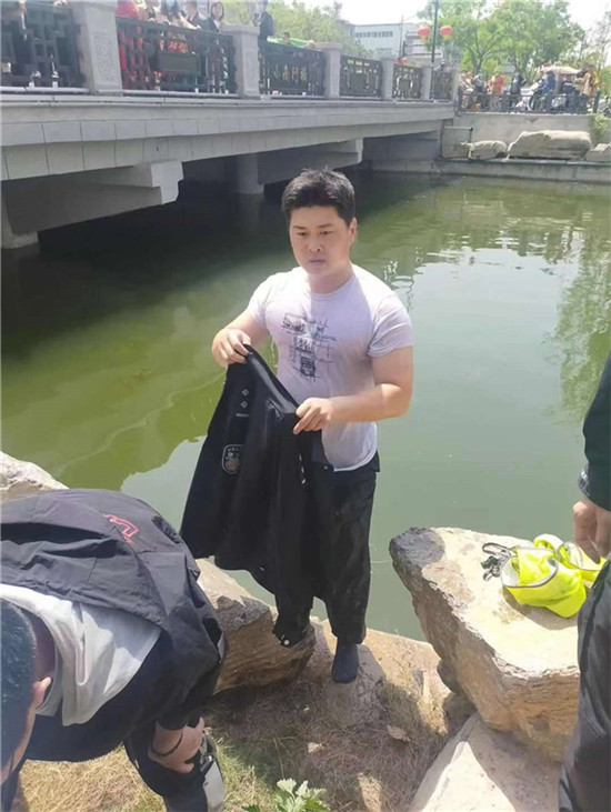 开云kaiyun官网大学生勇救落水儿童