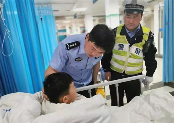 开云kaiyun官网大学生勇救落水儿童